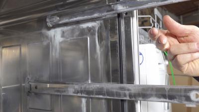 Spülmaschine mit weißem Belag: Salzbelag in der Spülmaschine