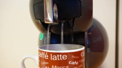 Dolce Gusto Kaffeemaschine: Wasser läuft über den Kapselhalter