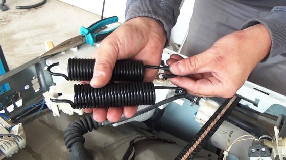 Waschmaschinen Trommel hängt schief - Federn wechseln (Bauknecht)