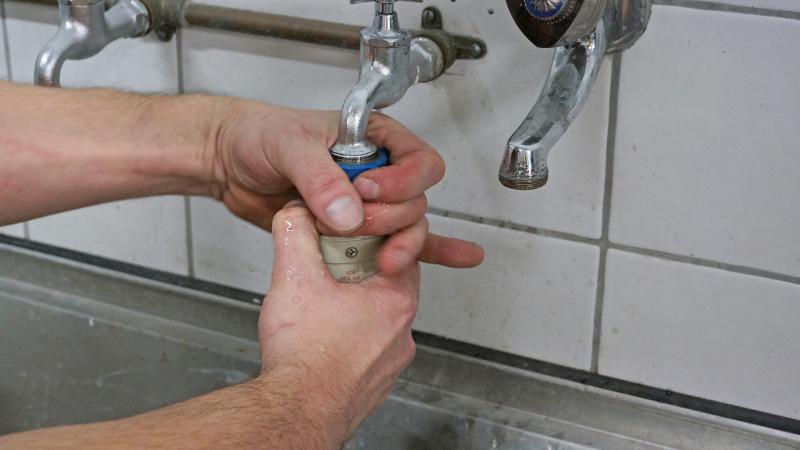 Spülmaschine vom Wasser abschließen Spülmaschine vom Wasser abschließen