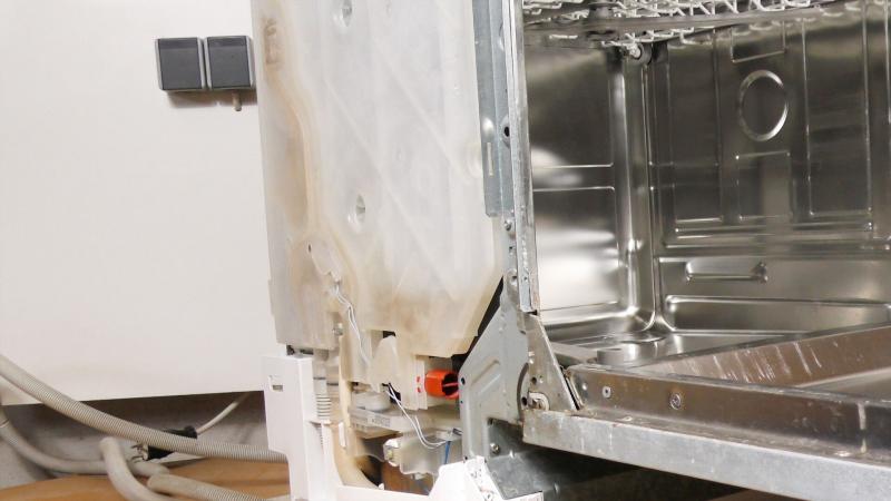 Blick auf die Wassertasche im Geschirrspüler