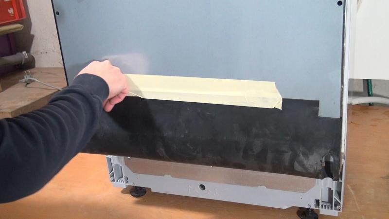 Plastikschürze auf die Front kleben