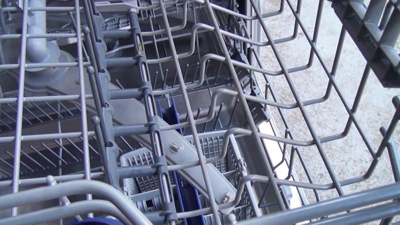 Oberen Geschirrkorb rausziehen und Spülarm prüfen Oberen Geschirrkorb rausziehen und Spülarm prüfen