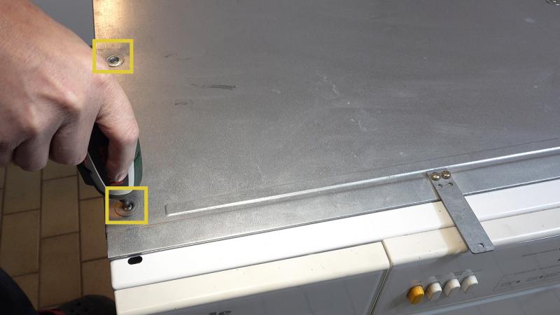 Schrauben des Gerätedeckels lösen Schrauben des Gerätedeckels lösen