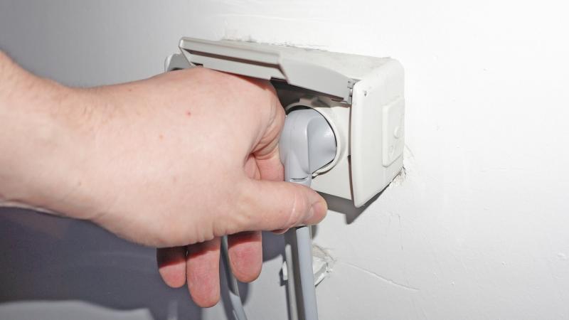 Stecker des Trockners ziehen Stecker des Trockners ziehen