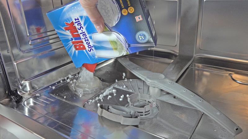 Spülmaschine mit Salz befüllen Spülmaschine mit Salz befüllen