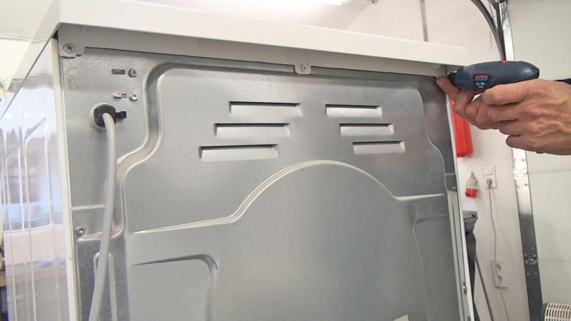 Schrauben des Gerätedeckels entfernen