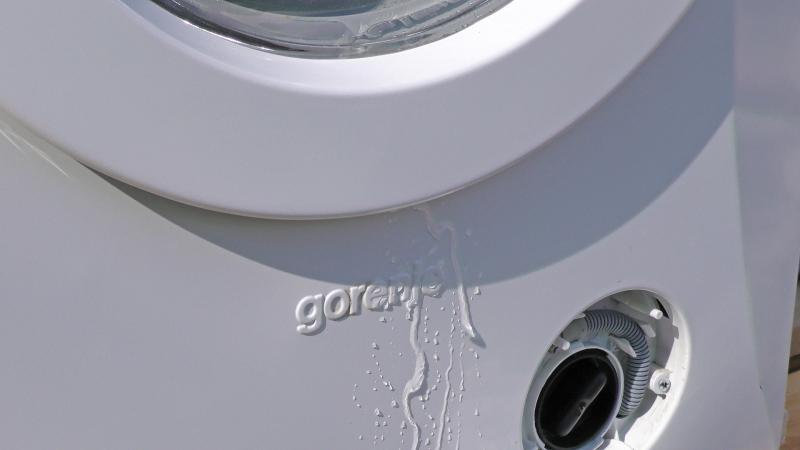 Wasser tritt beim Bullauge aus