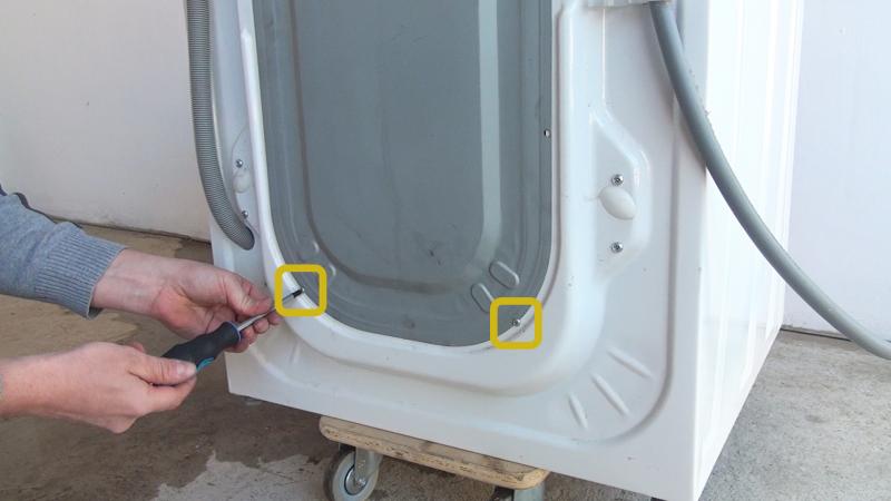 Waschmaschine Schrauben der rückseitigen Öffnung entfernen Waschmaschine Schrauben der rückseitigen Öffnung entfernen