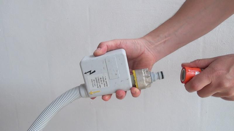 Gerät vom Wasseranschluss abschließen Gerät vom Wasseranschluss abschließen