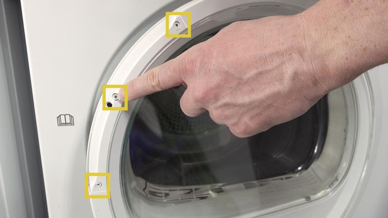 Abgebrochene Plastiknasen auf der Außenseite Abgebrochene Plastiknasen auf der Außenseite