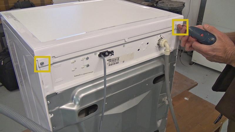 Schrauben des Gehäusedeckels entfernen Schrauben des Gehäusedeckels entfernen