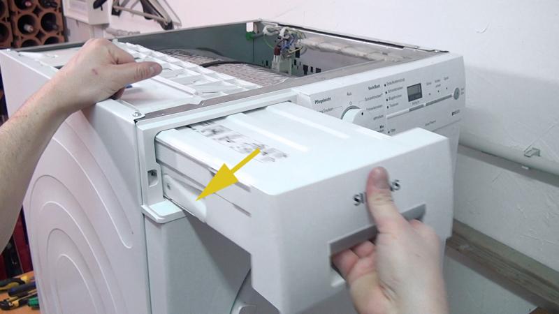 Wasserbehälter entfernen