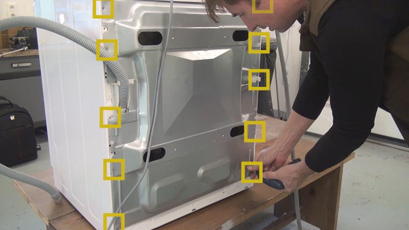 Gehäuserückwand abschrauben