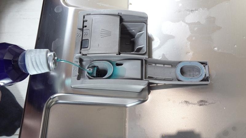 Klarspüler in der Spülmaschine wieder auffüllen