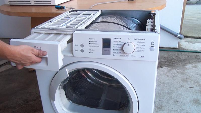 Behälter des Kondenswasser-Behälter entnehmen