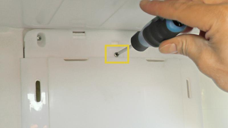 Schraube der Lampenabdeckung ausdrehen