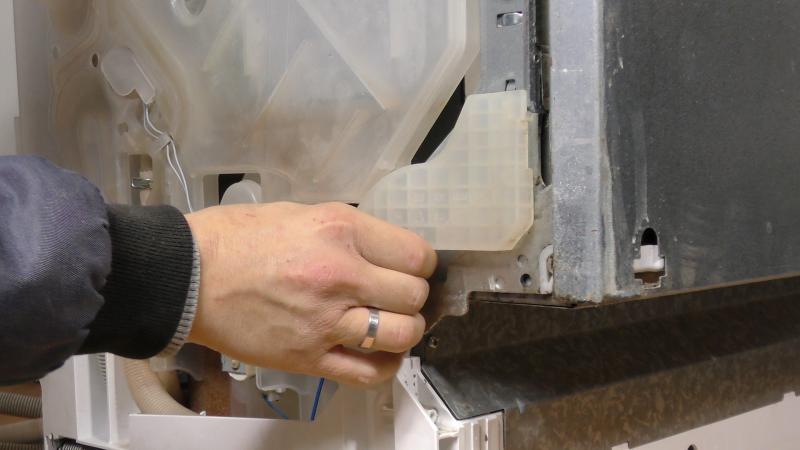 Spülmaschine untere Türdichtung wechseln - Abstandshalter entfernen Spülmaschine untere Türdichtung wechseln - Abstandshalter entfernen