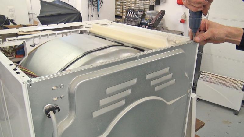 Obere Schrauben der Rückwand lösen