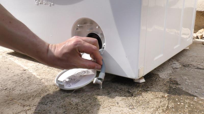 Wasser durch die Notentleerung ablassen Wasser durch die Notentleerung ablassen