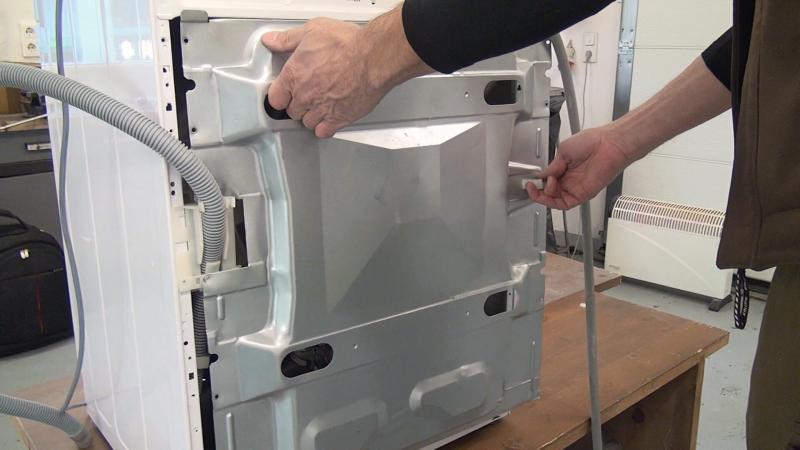Waschmaschine Gehäuserückwand entfernen