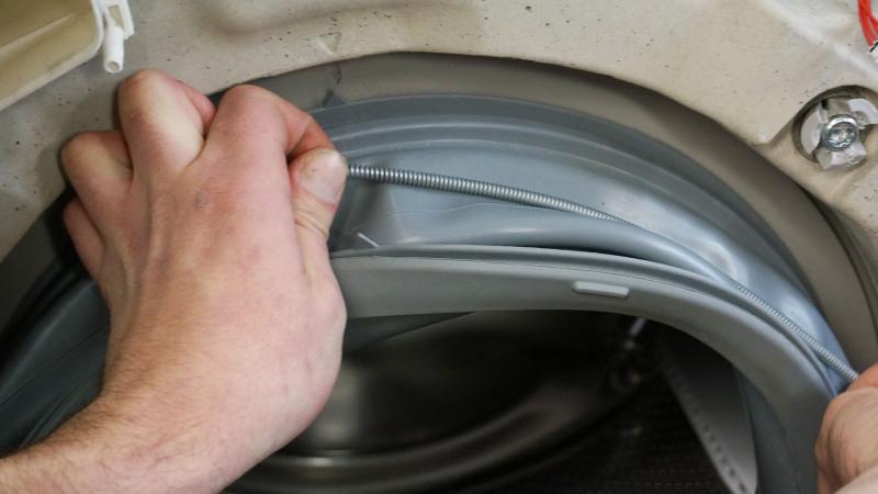 Spannfeder rundum entfernen