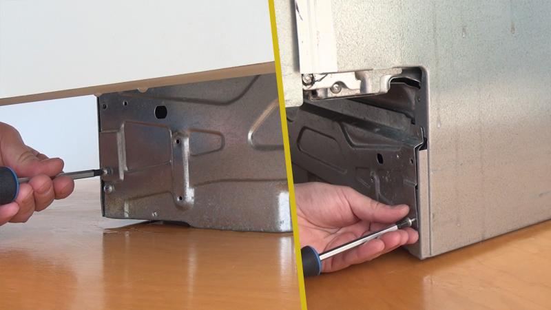 Schrauben der Sockelblende entfernen Schrauben der Sockelblende entfernen