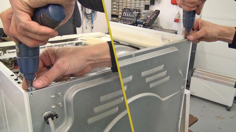 Obere Schrauben der hinteren Geräteabdeckung entfernen