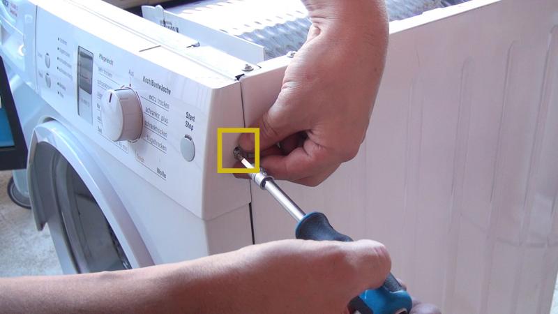 Rechte Schraube des Bedienelements entfernen