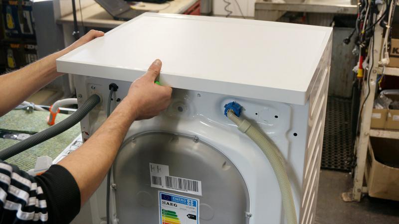 Gehäusedeckel entfernen Gehäusedeckel entfernen