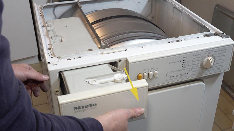 Kondensatbehälter entfernen Kondensatbehälter entfernen