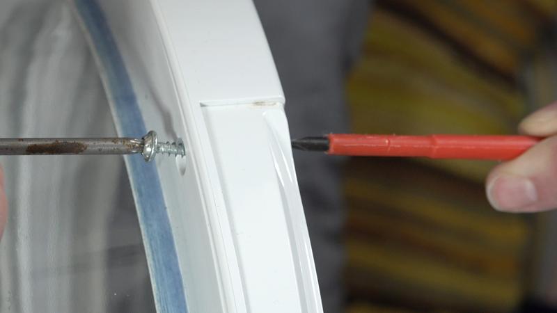 Flacher Schraubendreher an der Außenseite Flacher Schraubendreher an der Außenseite