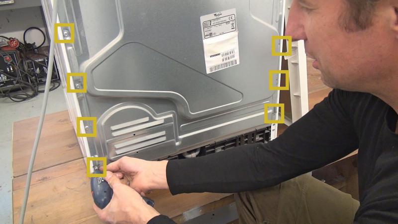 Hintere Schrauben der hinteren Geräteabdeckung entfernen