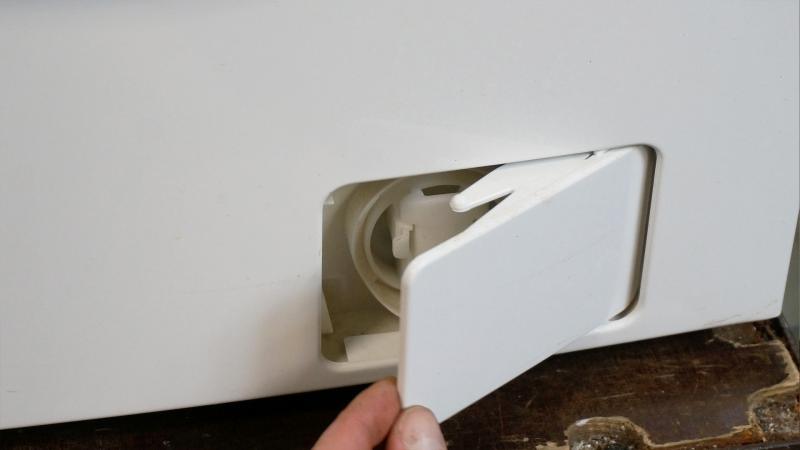 Flusensiebabdeckung öffnen Flusensiebabdeckung öffnen