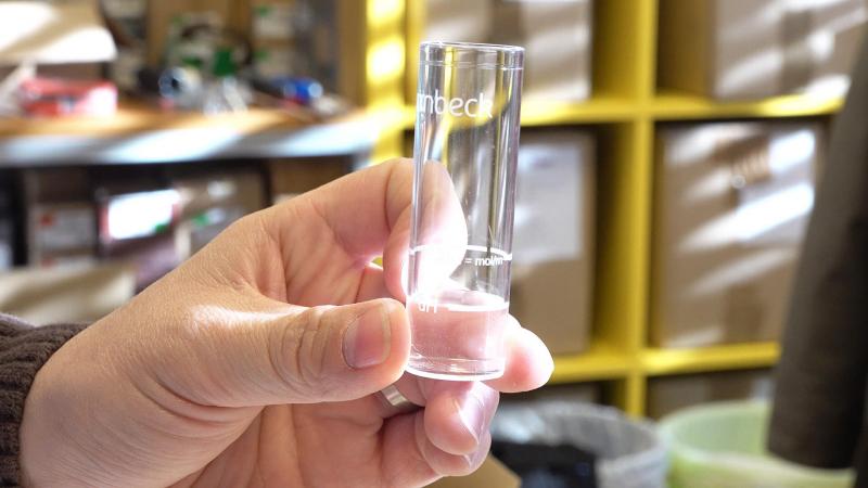 Messbecher bis zur Markierung mit Wasser füllen