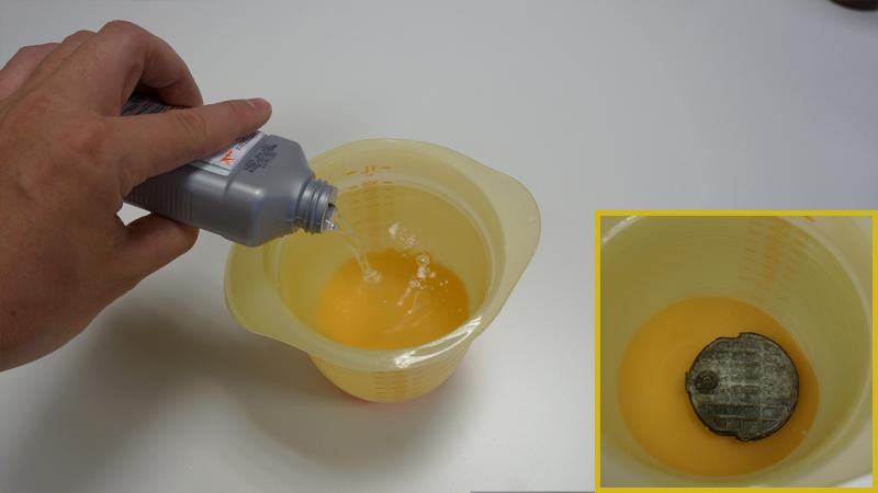 Diffusor Platte in Entkalker einlegen Diffusor Platte in Entkalker einlegen