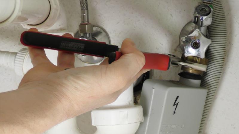 Alten Aquastop vom Wasseranschluss abschrauben Alten Aquastop vom Wasseranschluss abschrauben