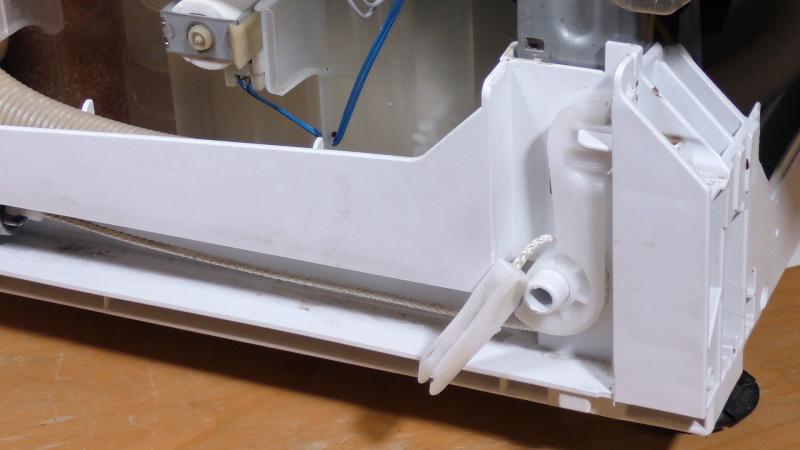 Abgebrochene Halterung des Seilzugs Abgebrochene Halterung des Seilzugs