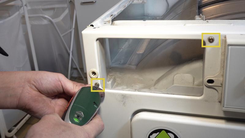 Schrauben der Front lösen Schrauben der Front lösen