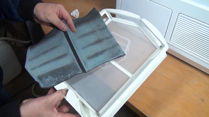 Schaumstofffilter des Flusenfilters entfernen Schaumstofffilter des Flusenfilters entfernen