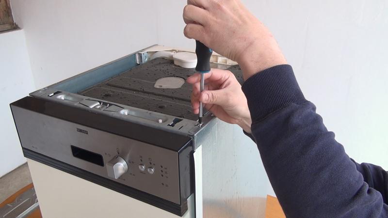 Obere Schrauben des Seitendeckels entfernen Obere Schrauben des Seitendeckels entfernen