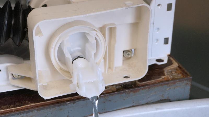 Flusensieb langsam öffnen und Wasser ablassen Flusensieb langsam öffnen und Wasser ablassen