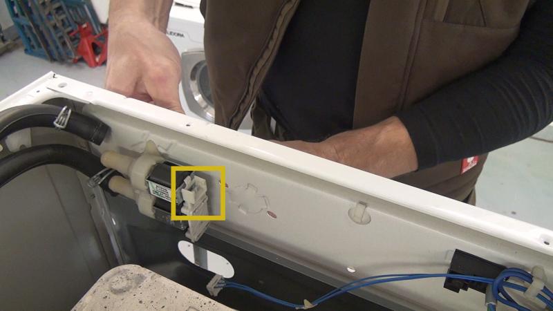 Stecker vom Magnetventil abstecken