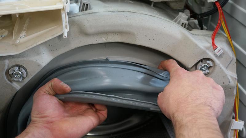 Türmanschette mit dem Finger lösen und abziehen