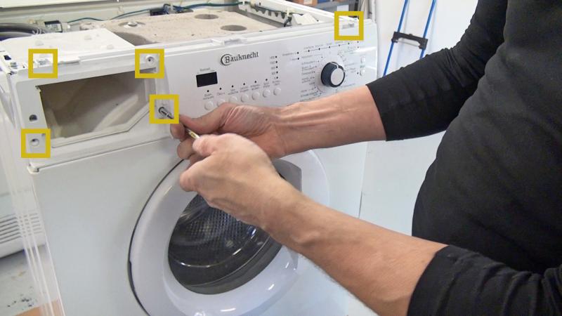 Schrauben der Bedienblende lösen Schrauben der Bedienblende lösen