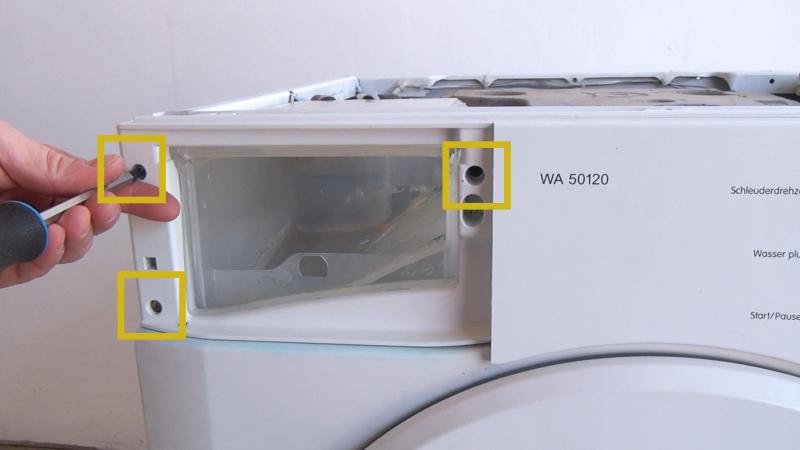 Linken Schrauben der Bedientafel lösen Linken Schrauben der Bedientafel lösen