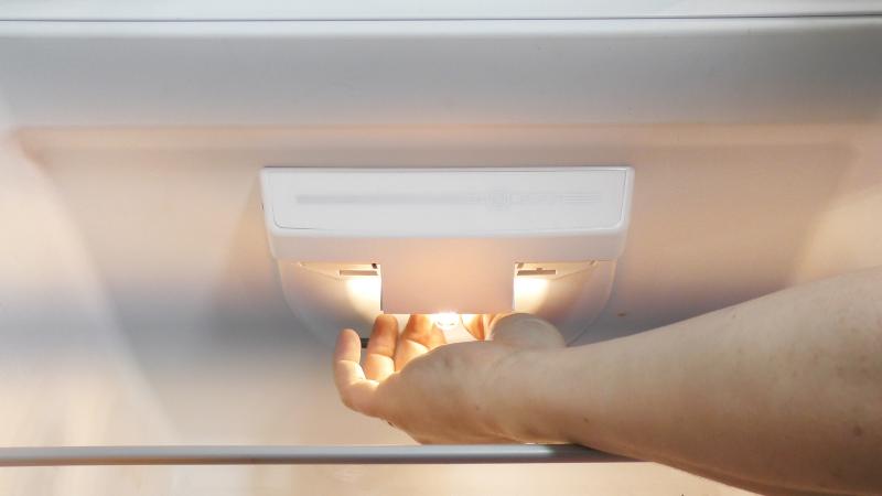 Neue Kühlschranklampe eindrehen Neue Kühlschranklampe eindrehen