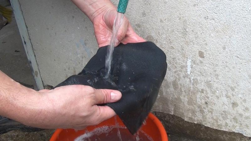 Schaumstofffilter unter fließendem Wasser reinigen Schaumstofffilter unter fließendem Wasser reinigen