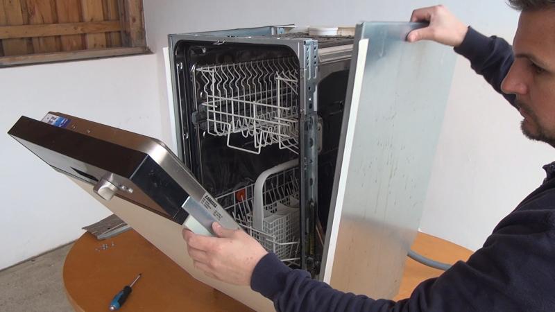 Türe öffnen und Seitendeckels entfernen Türe öffnen und Seitendeckels entfernen