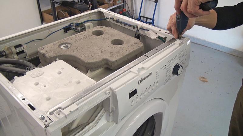 Oben liegende Schrauben der Bedienblende entfernen Oben liegende Schrauben der Bedienblende entfernen